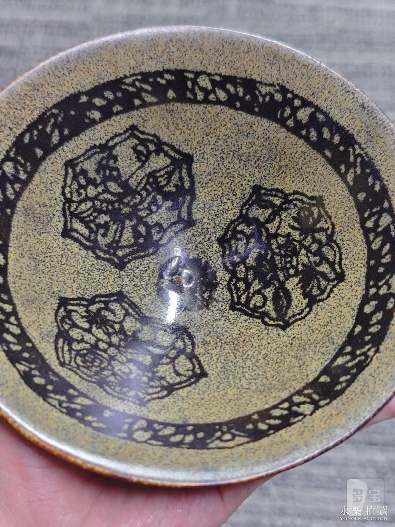 明 褐釉剪纸贴花福禄寿斗笠盏 - 图4